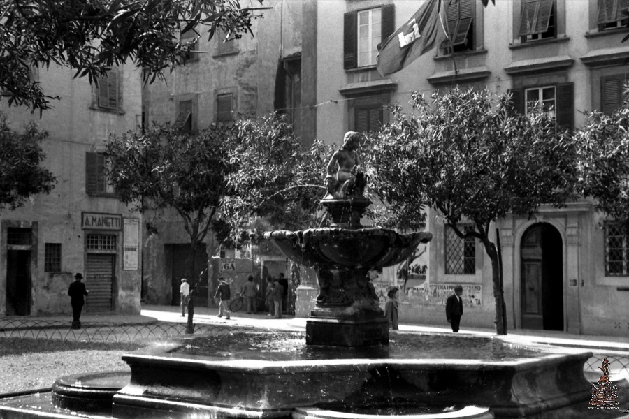 Piazza Guerrazzi - la fontana e ingresso del Museo Regio - 1936