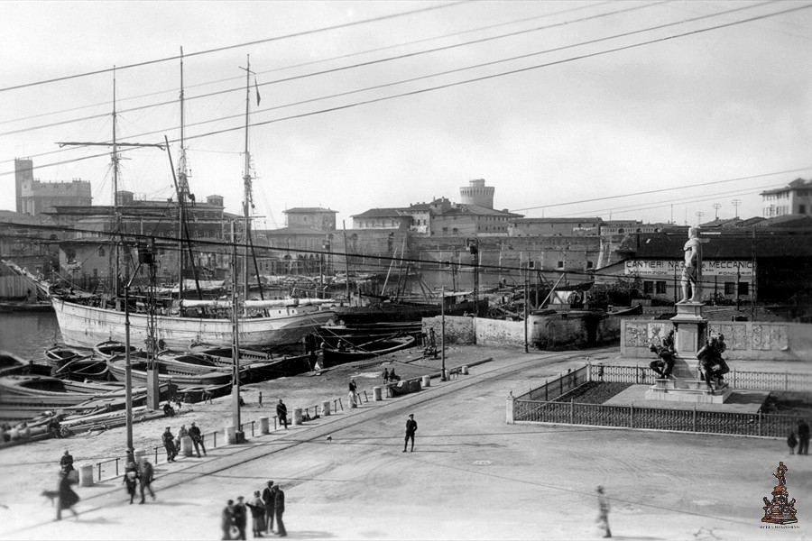 Darsena Vecchia e monumento dei 4 mori - 1920